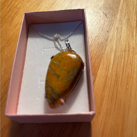 Elegant Bumblebee Stone Pendant Necklace - Picture 1 of 3